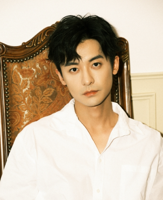 不是吧,他俩谈两年了?