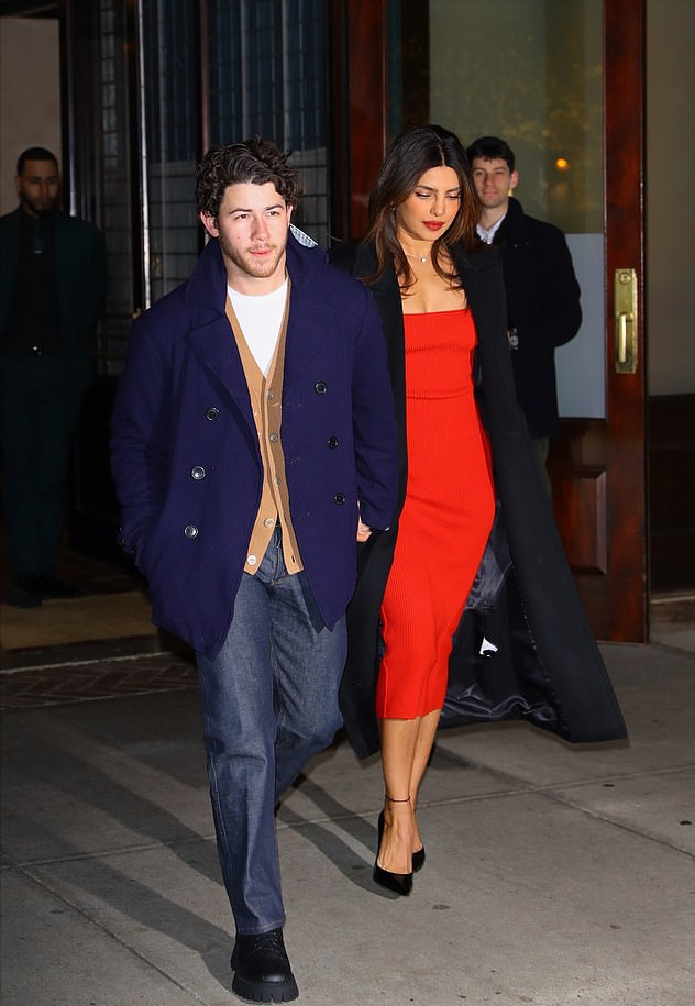 印度国宝级巨星和鲜肉老公约会!红裙超美,和小10岁老公甜得很