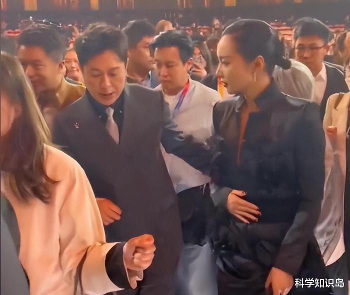 张颂文|北影节开幕!张颂文单膝跪抱高叶,陈都灵礼服被撑开线!