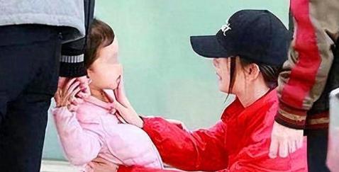 女儿抚养权被拿回，小糯米终于重归北京上学，母女俩欢聚一堂