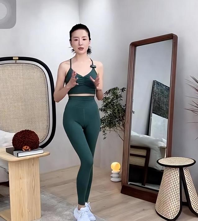 生图|15位女星生图曝光!痘坑脸、肤色暗沉,明星滤镜碎了一地