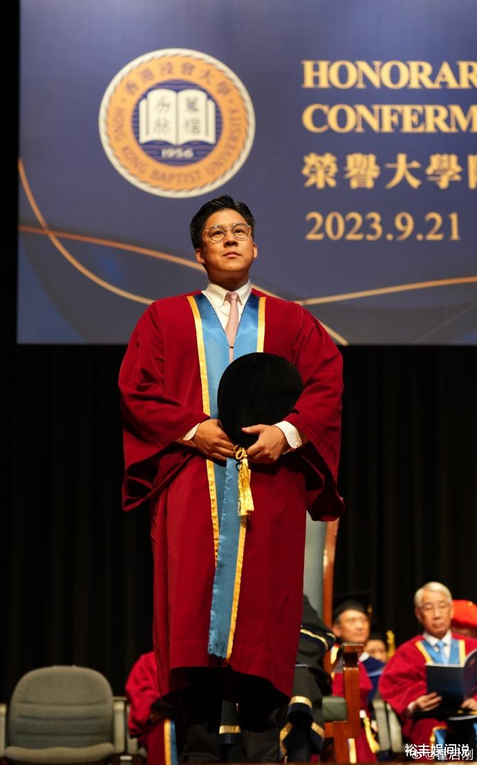 恭喜!霍启刚获浸会大学院士头衔,霍震霆携前妻以及两个儿子庆祝