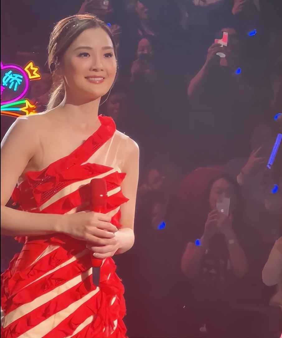 当42岁阿娇跟41岁阿Sa站在一起,我才明白,什么叫顶级骨相