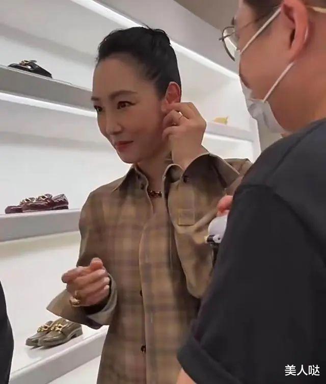 穿衣搭配 白百何离开滤镜好真实，不整容不打针美得自然有特色，穿搭随意却很高级