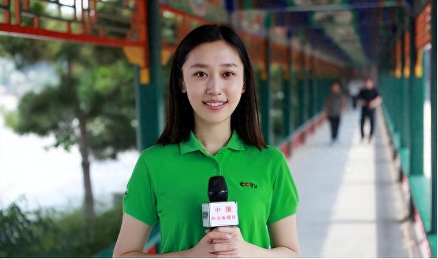 《新闻联播》现神颜，撞脸刘亦菲的90后主播，背景引网友猜测