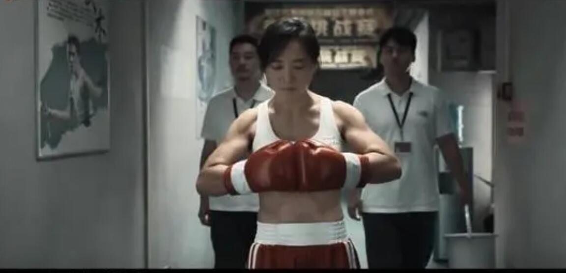 贾玲的腹肌让网友泪奔 贾玲瘦身100斤前后对比