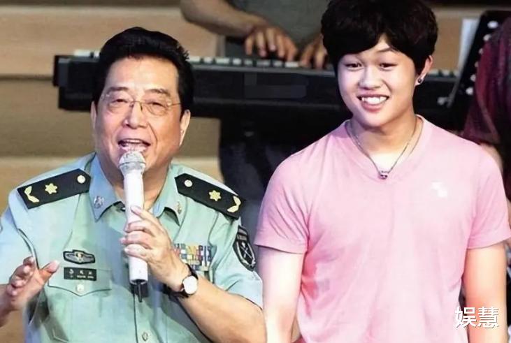 李双江|27岁李天一出狱后近照曝光,褪去稚嫩变成熟,李双江梦鸽喜笑颜开