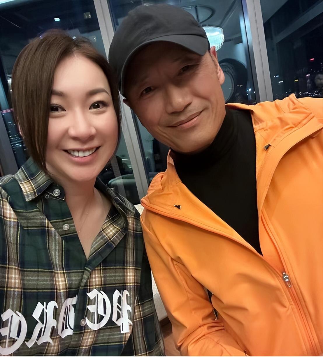 苗侨伟|众港星庆新年！苗侨伟帅气依旧，张耀扬满头白发，关秀媚身材抢眼