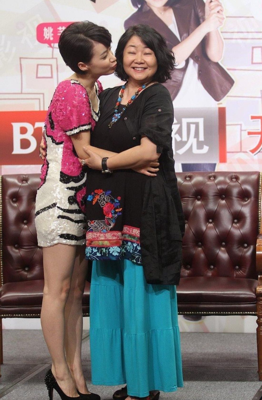 55岁萨日娜告诉你:穿衣花而不俗,短发微卷,身材发福气质也优雅