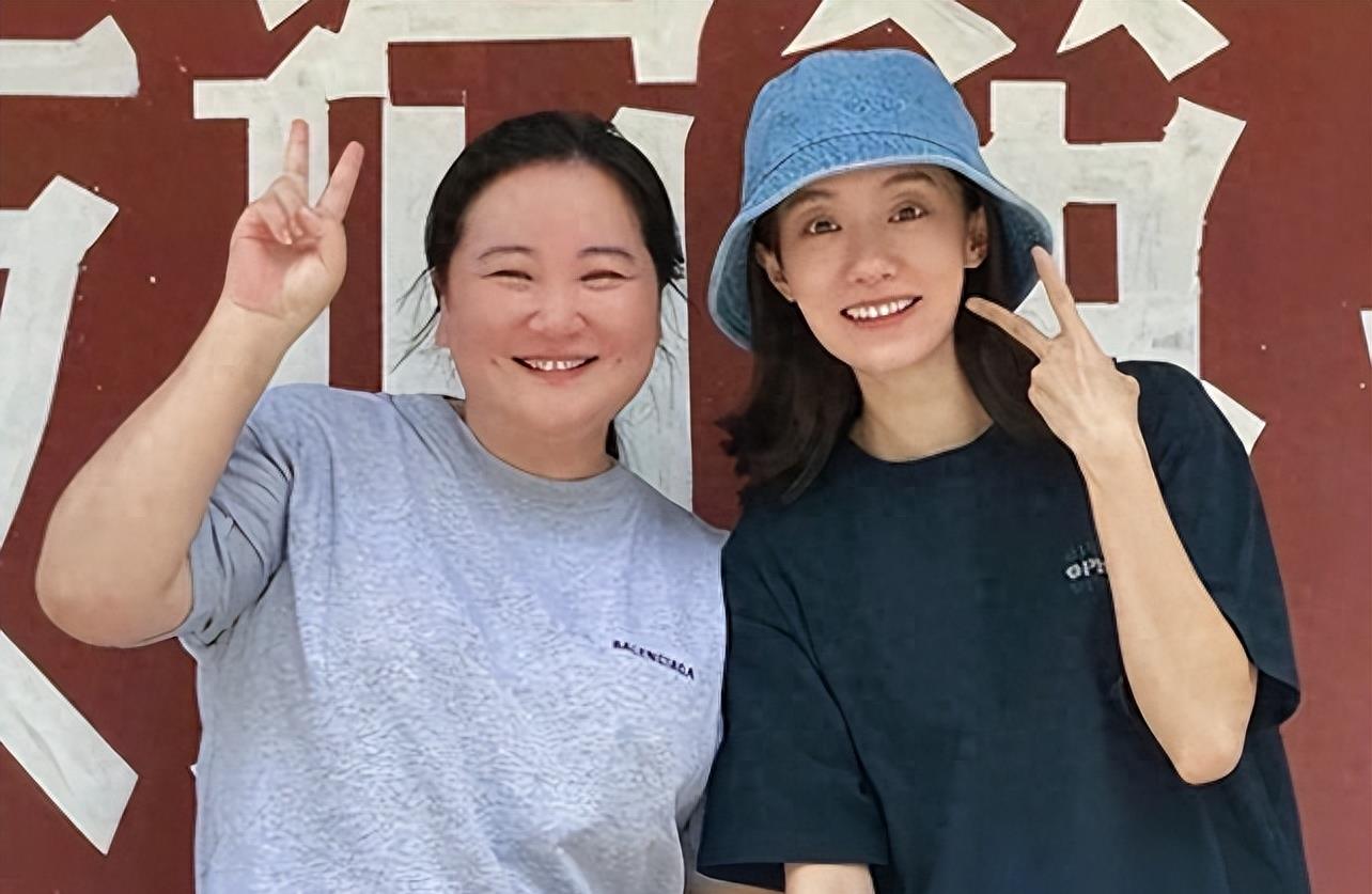 41岁的贾玲暴瘦50多斤脱胎换骨,漂亮到认不出,与张小斐故地重游