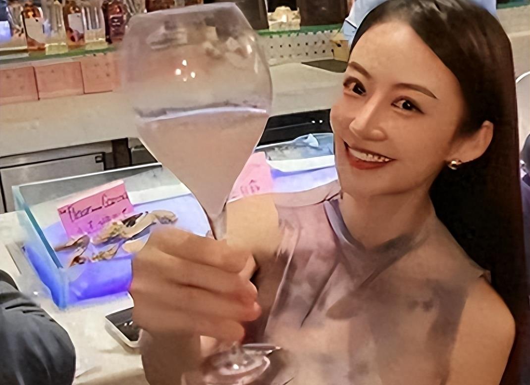 曾经陪许家印KTV应酬 ，年薪高达900万，后宫团长白珊珊“上位”之路！