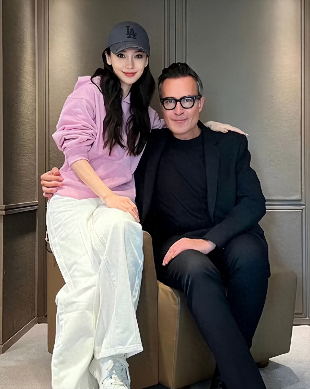 杨颖方回应避重就轻，舆论越演越烈，黄晓明评论区也成了吃瓜地