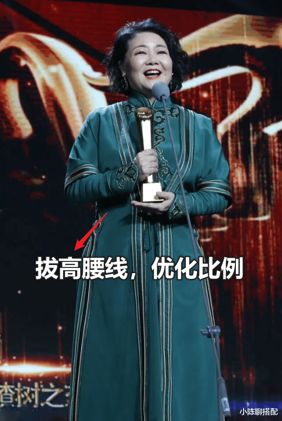 穿衣搭配 妈妈专业户萨日娜：被万人同喊娘，私下打扮却很洋气，优雅富态