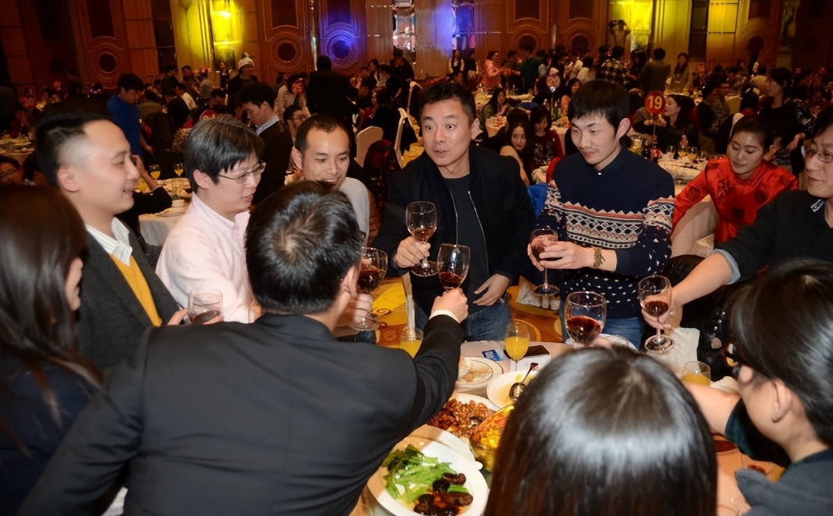 公司元旦开年会,同事女儿在酒桌上说一话,听完老板脸都绿了
