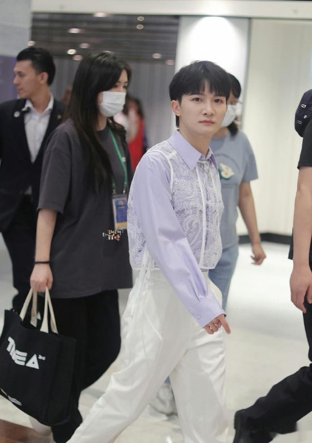 综艺节目|跑男泰国上班！杨颖黄绿色公主装神颜，蔡徐坤周深白鹿紫色一队！