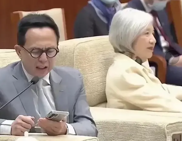 李泽楷|56岁李泽楷现身内地!穿10万西服被嘲像观奇洋服,身旁白发女抢镜