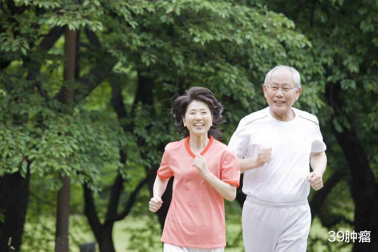 长期走路有利于健康吗？提醒：过了60岁的老人，建议做好5件事