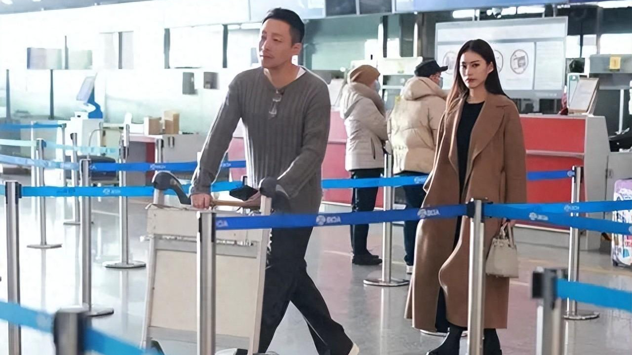 恭喜！汪小菲再获新恋情，和女友机场大秀恩爱，女方颜值不输大S