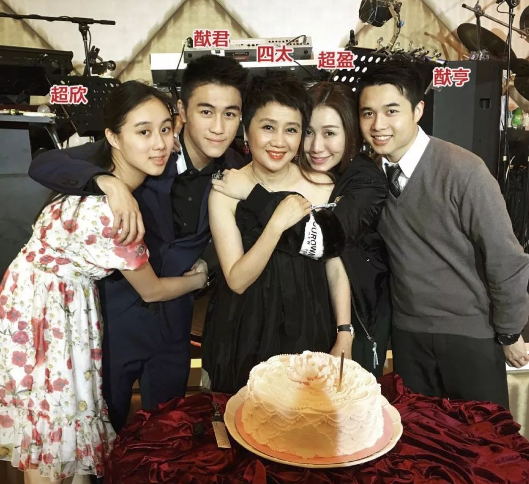 何超欣|何超欣:直言看不上王思聪?撮合姚安娜何猷君,凭啥独得赌王宠爱