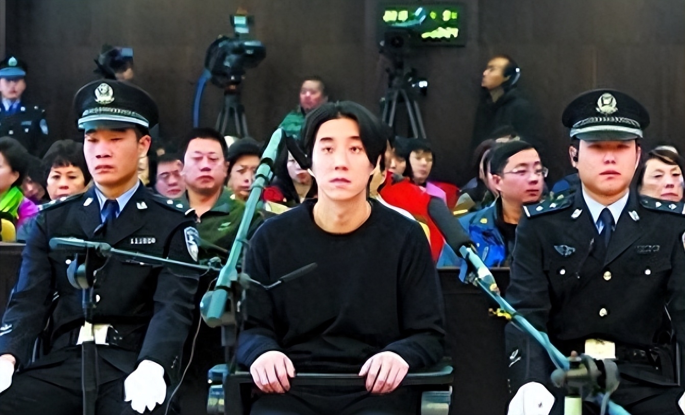 吴绮莉杀回来了！成龙3次更改千亿遗嘱，才是对林凤娇最大羞辱