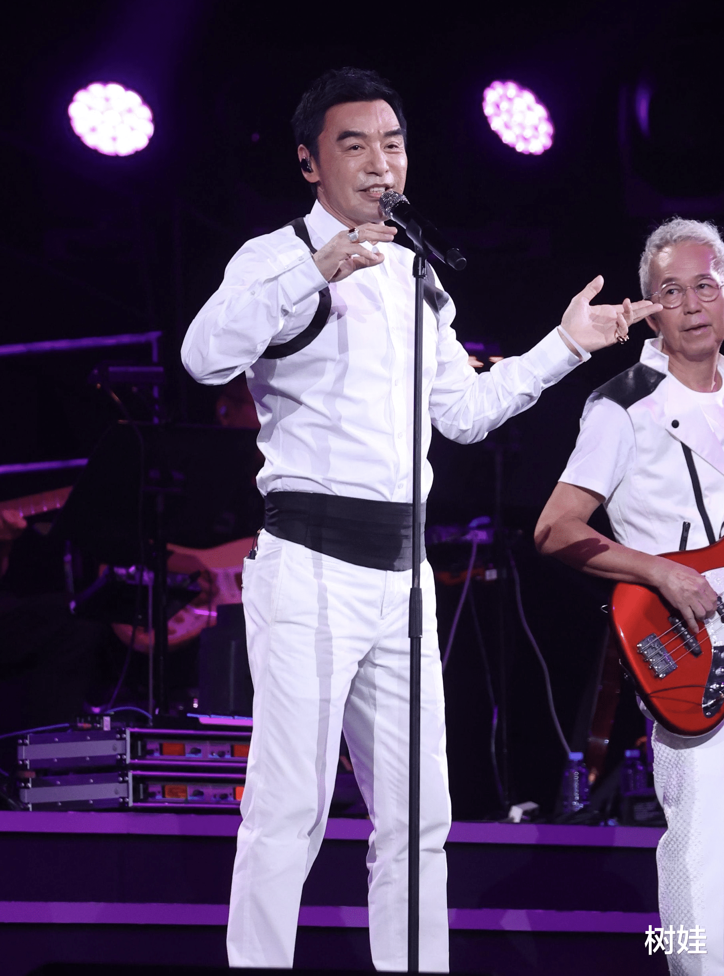 温拿乐队举办告别演唱会,钟镇涛19岁女儿做嘉宾,邱淑贞夫妇捧场