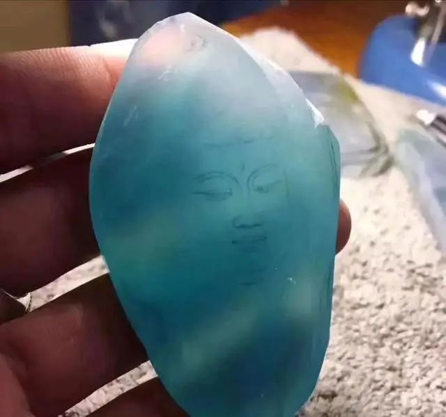 欣赏一块蓝水翡翠料子