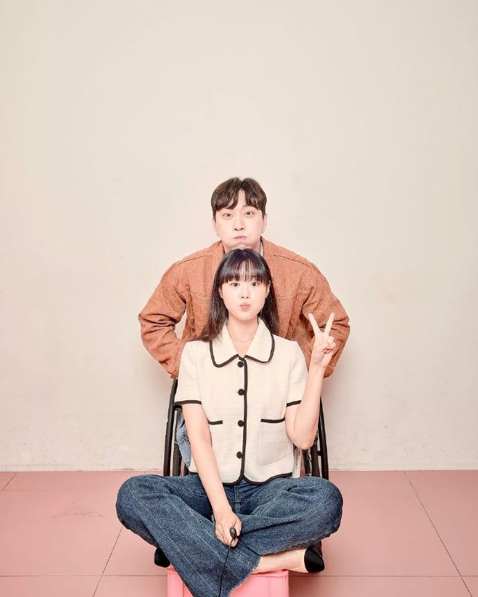 他全身瘫痪，却与女明星公开恋爱，网友很好奇，原来他是导演儿子