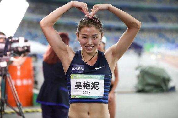 26岁吴艳妮:与富豪男友恋情曝光,曾和黑人传恋爱绯闻