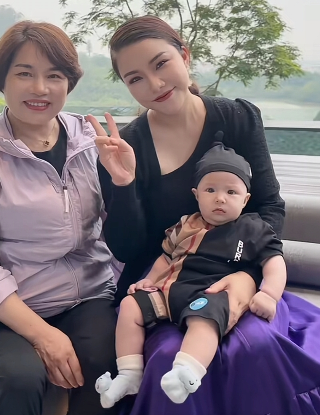 |同性恋富婆欲再购别墅,娇妻劳斯莱斯载混血儿看房,与何家劲交好