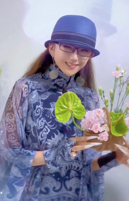 杨丽萍|65岁杨丽萍疑恋爱,与小帅哥一起过520,男方直言在一起很多年了