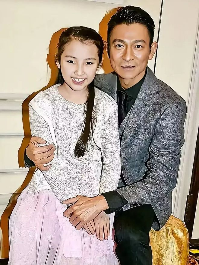 63岁刘德华分享教女心经!对女儿非常严格,12岁都没有自己的手机