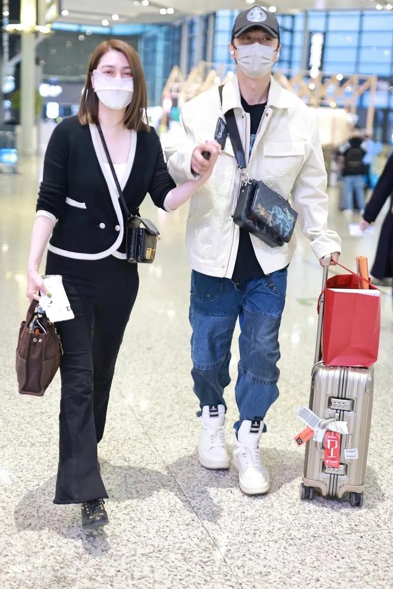 张丹峰|张丹峰主动牵老婆秀恩爱,十指紧扣好甜蜜,洪欣幸福满面状态好