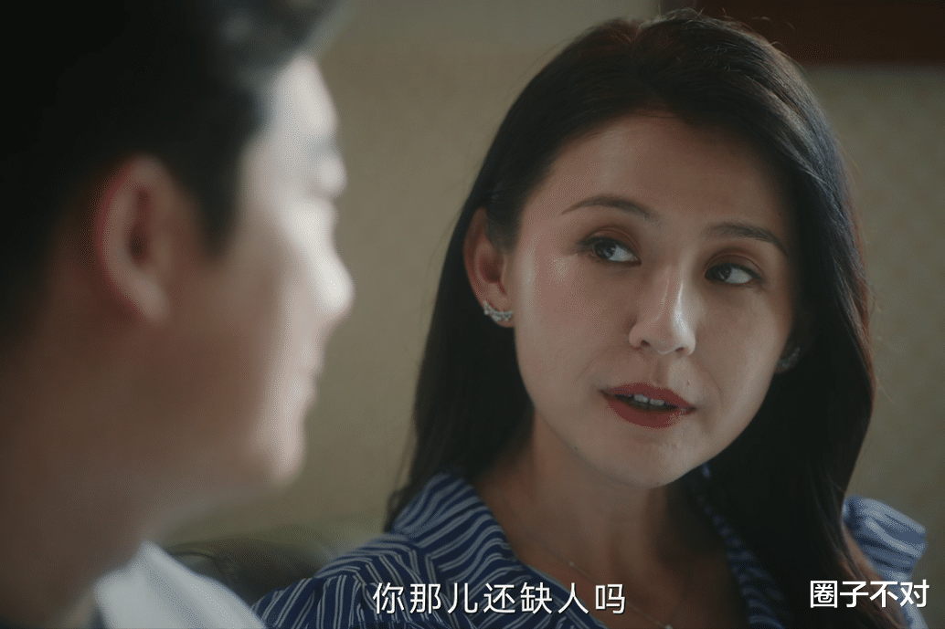 天呐！“硅胶脸”的风都刮进央视了，这次连热依扎都跟着摔了跟头