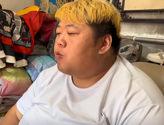 健身 胖猴仔减重200斤后复胖！脸胖一圈走路喘粗气，被曝因偷吃遭退营