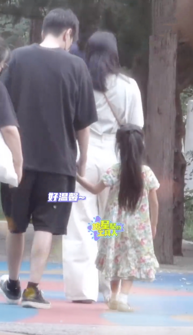 高圆圆骑自行车接女儿放学,Rhea喝水看书,高清正面照首次曝光像赵又廷