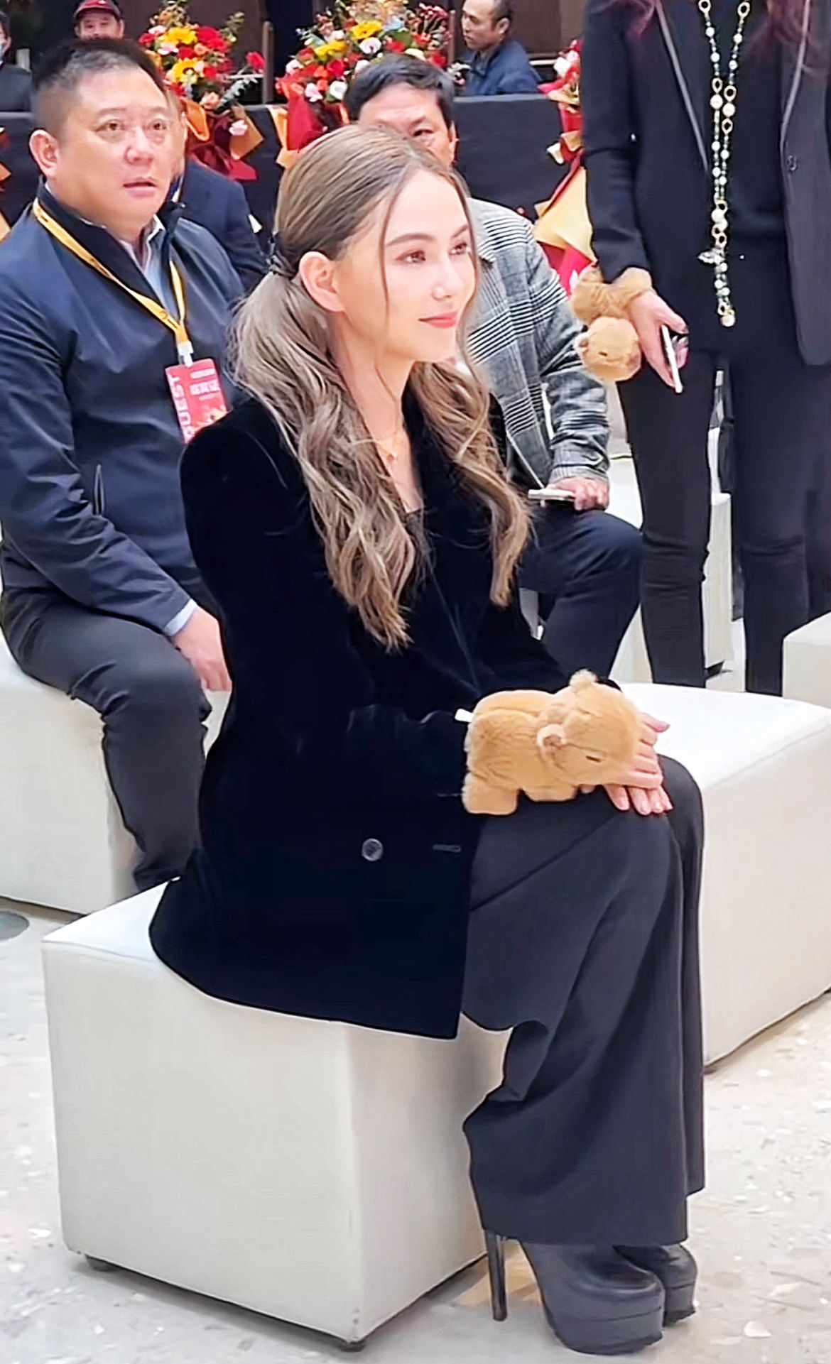 30岁昆凌现身南京，身高165鞋跟至少10厘米，网友：相信周董眼光