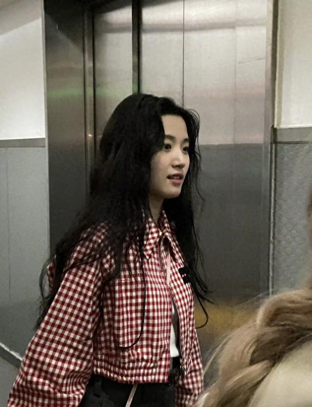 离开了角色滤镜之后的卢昱晓,原来长这样,和想象中差距太大