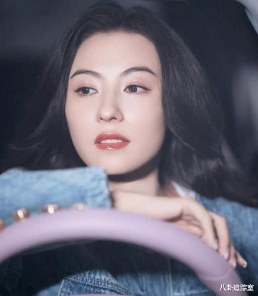 张柏芝|张柏芝神秘男友疑现身！其身影似谢霆锋，十指相扣得本人回应