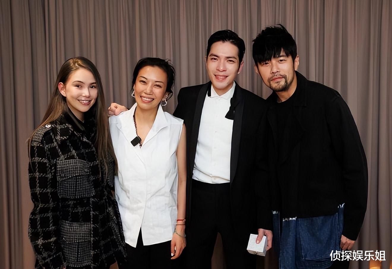 萧敬腾与50岁未婚妻合体登封，老萧拥着林有慧满脸温柔，太甜了