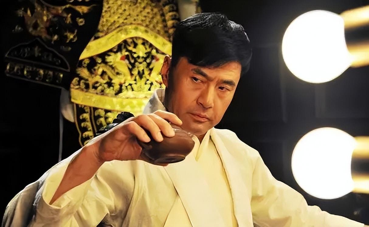 演员于荣光：钱他挣、饭他做，为何到了63岁，妻子坚持要和他离婚