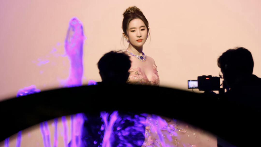 刘亦菲公主造型「惊为天人」，别人「强捧不红」，她演一部爆一部