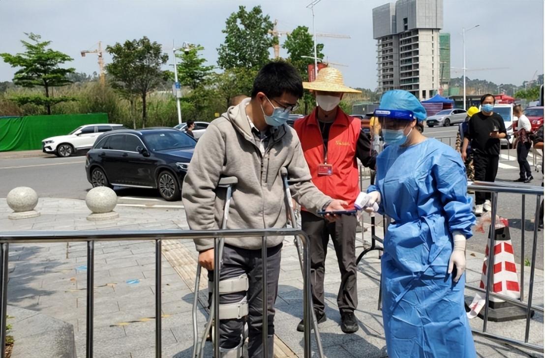 原形毕露！靠核酸造假赚百亿，20多岁的张姗姗，家族背景被揭穿