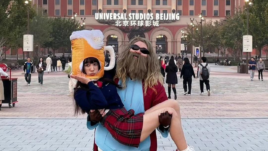 说唱歌手艾福杰尼官宣恋情，与女友穿情侣装同过万圣节，感情超甜