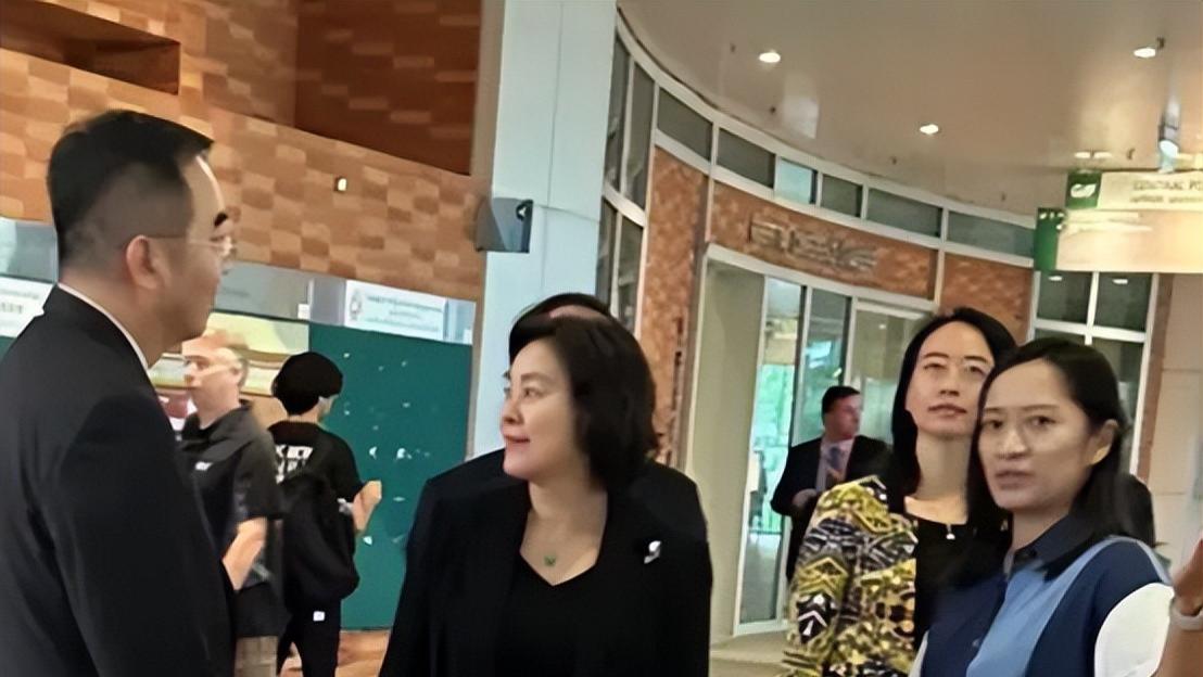 华春莹现身香港大学，全程英文发言被赞专业，获众人围绕显局促