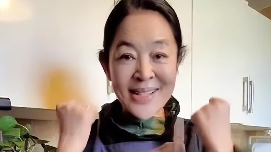 倪萍为蔡磊夫妇亲手包冬至饺子，虽然露馅了，但是爱心满分！