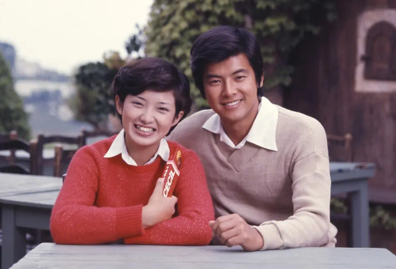 三浦友和|71岁三浦友和帅气依旧,64岁山口百惠胖成奶奶,俩人凭啥幸福43年