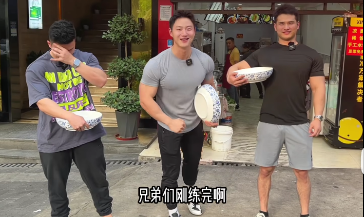 本想把脸埋进健身欧尼酱的缝里，不料他们都成了“正宗大飞柱”