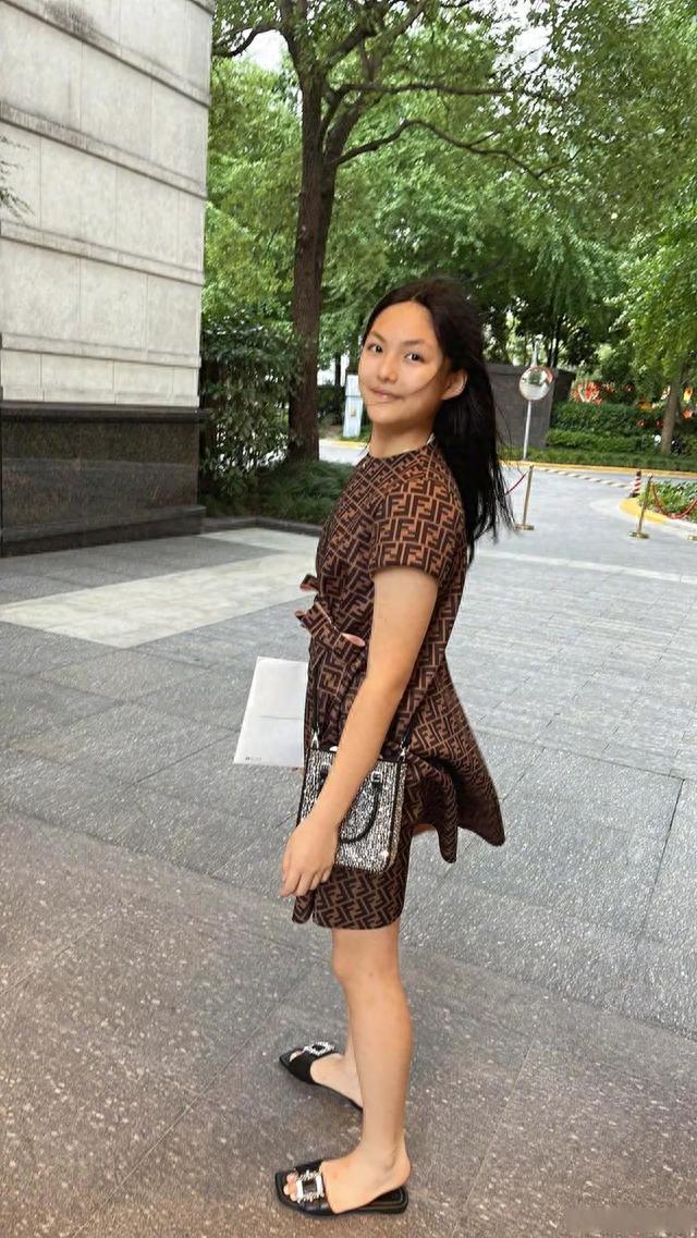 李湘晒照给女儿庆14岁，王诗龄全身大牌但穿着太老气，一股大妈味