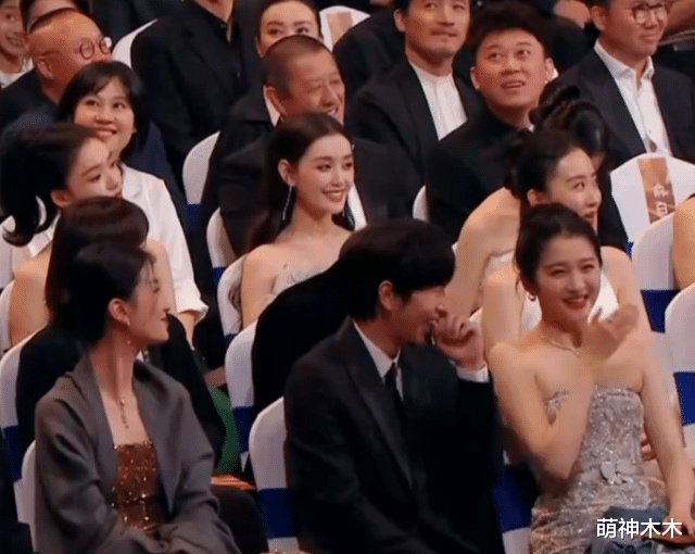 江疏影|华表奖现场明星反应太精彩！张译、刘烨获奖，张涵予陪跑紧抿嘴唇