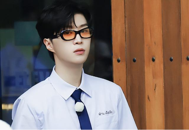 奔跑吧兄弟|《跑男》收官合影，白鹿稳占C位，baby与导演在一块，范丞丞靠边